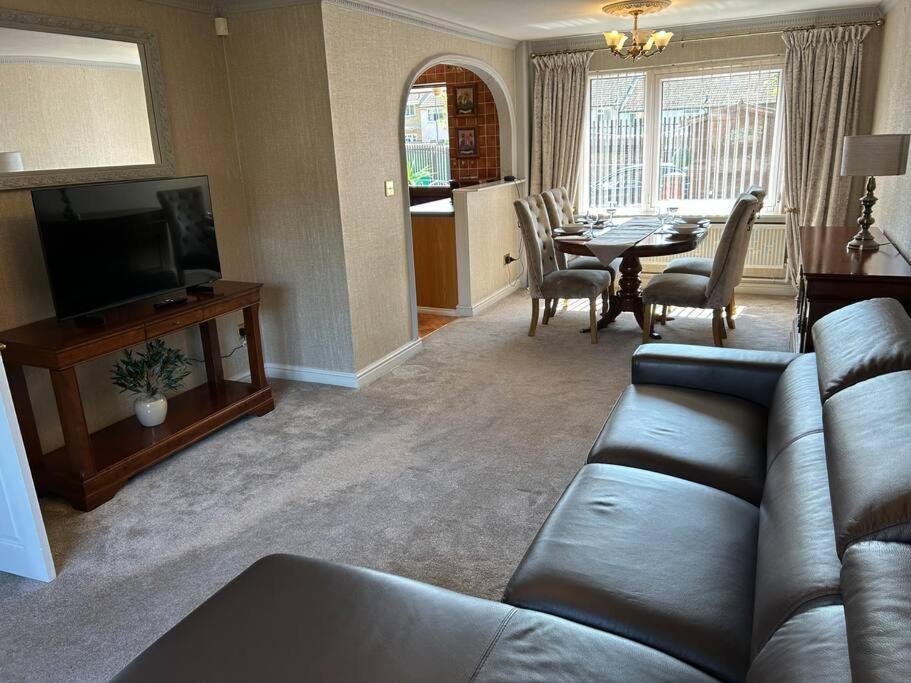 Aster House, 3 Bedrooms, Parking Holiday home