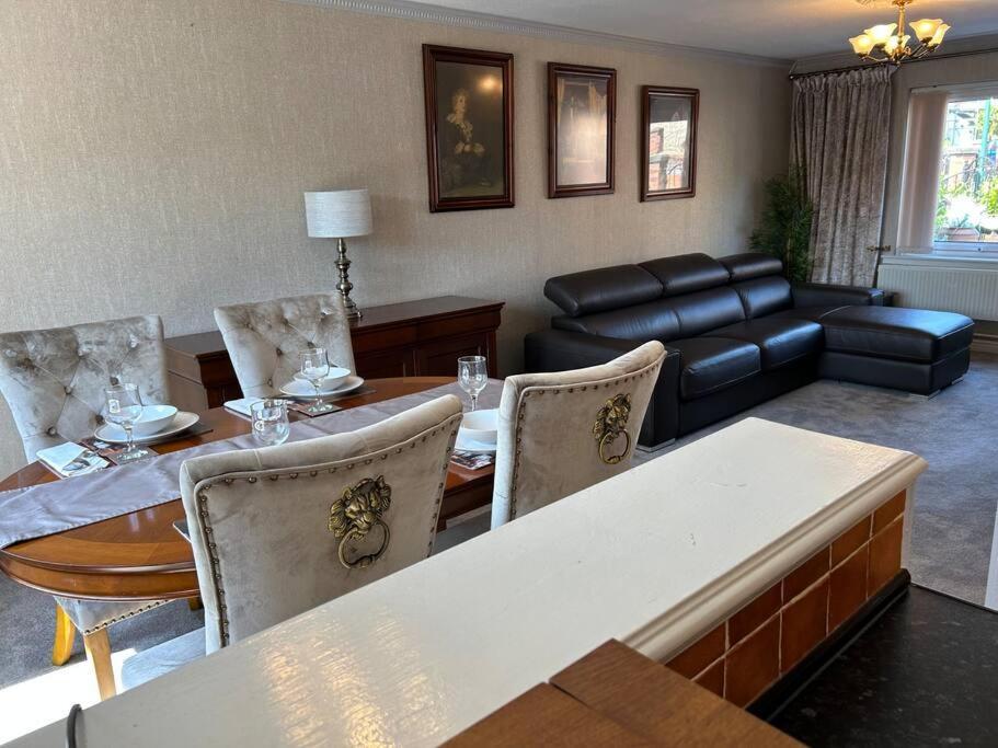 Holiday home Aster House, 3 Bedrooms, Parking Nottingham