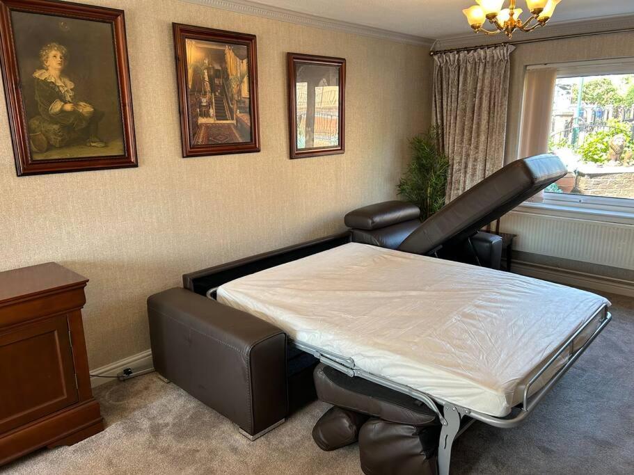Aster House, 3 Bedrooms, Parking Holiday home Nottingham